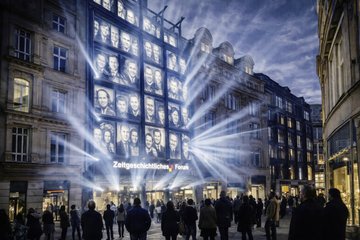 Die Lichtinstallation „Faces of Light“ wird am Zeitgeschichtlichen Forum zu sehen sei