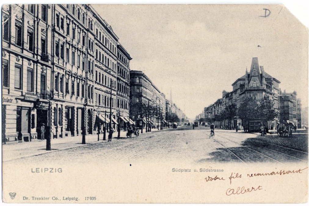 Um 1905: Am Südplatz treffen Südstraße und Kochstraße aufeinander. Die Kochstraße 4 liegt direkt am Platz. Die Straße folgt einem alten Verkehrsweg, der einst Teil der mittelalterlichen Via Imperii war. Ab 1872 fuhr hier die Pferdebahn.