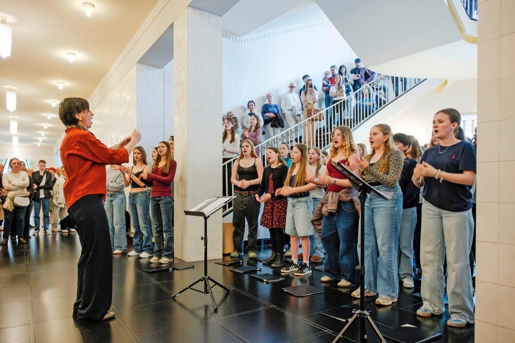 Der Kinderchor der Oper singt am Tag der offenen Tür im Treppenhaus