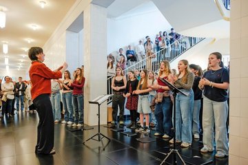 Der Kinderchor der Oper singt am Tag der offenen Tür im Treppenhaus