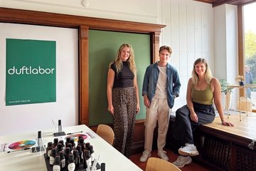 Stella (l.) und Sonja (r.) haben sich Parfümeur Lieven als Unterstützung in ihr Leipziger Team geholt