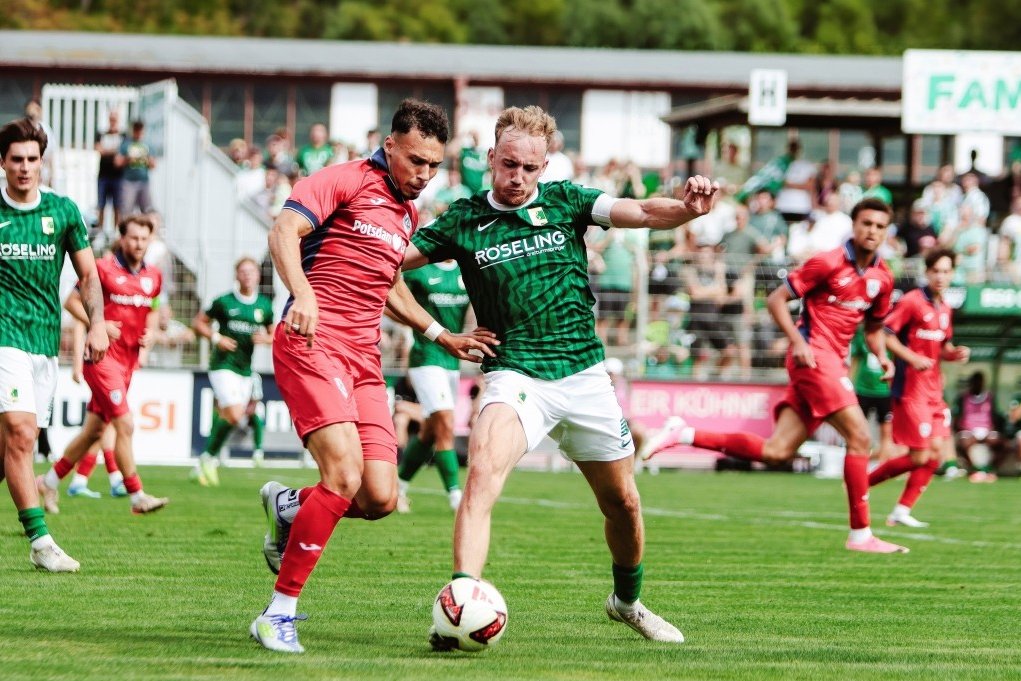 Phillip Wendt (r.) peilt diese Saison sein 200. Spiel für Chemie an