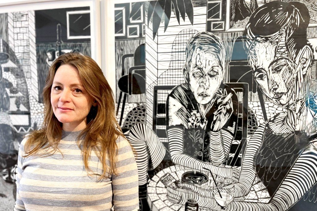 Gabriela Jolowicz vor ihrem Holzschnitt mit Figuren aus dem Werk Kirchners