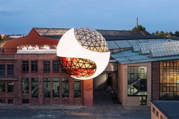 Heute Bei Dunkelheit entfaltet die Sphere ihre besondere Wirkung: Durch ein variables Beleuchtungssystem scheint die Kugel nahezu zu schweben. Eine geschwungene Treppe verbindet die drei Geschosse, von denen aus eine Tür auf die Dachterrasse führt.