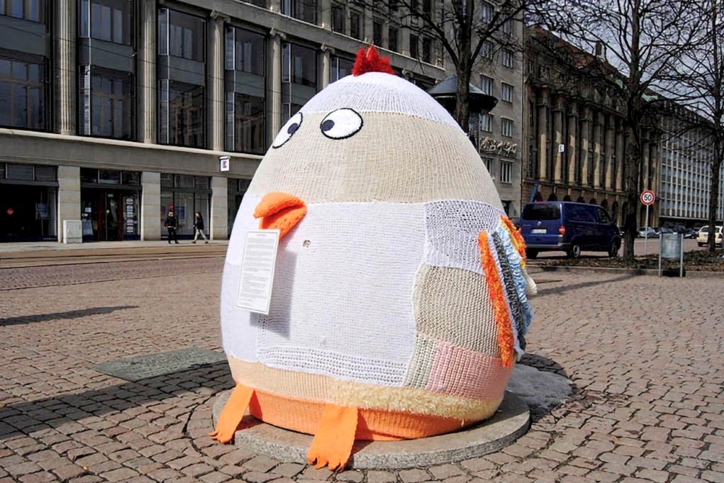 2013: In der Osterzeit „verschönerte“ die Bunte Strick Guerilla (BSG) der Stadt die Glocke und verwandelte sie in ein bestricktes Küken. Neben den Kosten kritisierte die BSG den wenig erschließbaren Zusammenhang zwischen Demokratie und unrhythmischen Tönen.