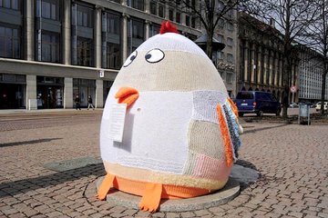 2013: In der Osterzeit „verschönerte“ die Bunte Strick Guerilla (BSG) der Stadt die Glocke und verwandelte sie in ein bestricktes Küken. Neben den Kosten kritisierte die BSG den wenig erschließbaren Zusammenhang zwischen Demokratie und unrhythmischen Tönen.