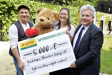 Schauspieler Hendrik Duryn (l.) bei der Scheckübergabe an das Kinderhospiz Bärenherz