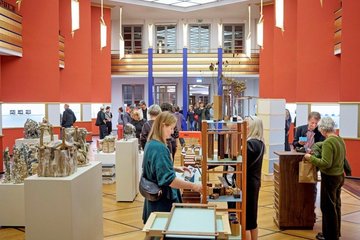 82 Messestände finden in der Ausstellung und der Art-déco-Pfeilerhalle Platz