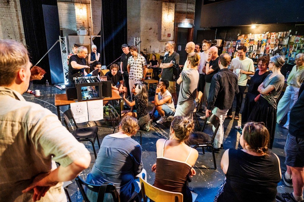 Das Team um Enrico Lübbe trifft sich zur Konzeptionsprobe von Matthew Lopez’ „Das Vermächtnis“