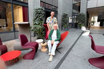 Martina und Toni Stadler, hier mit einigen Panton- Ikonen, freuten sich beim Event über rund 200 Gäst