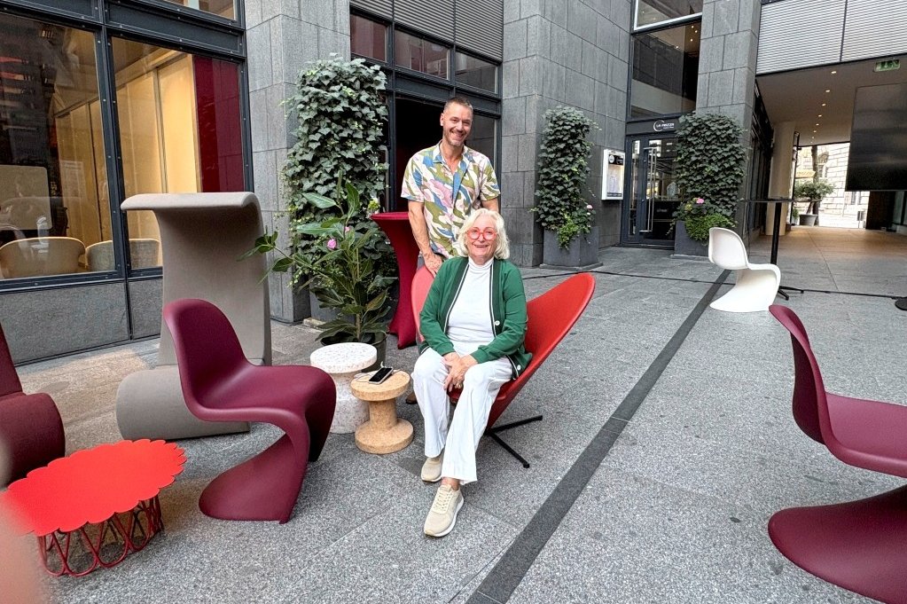 Martina und Toni Stadler, hier mit einigen Panton- Ikonen, freuten sich beim Event über rund 200 Gäst